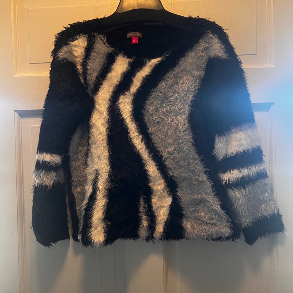 Sophisticated Black and Gray Striped Sweater Sz Medium
H-43